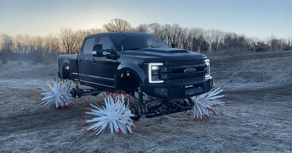 Nu e Photoshop: cineva chiar a pus roțile astea pe un pickup Ford F-350 (VIDEO)