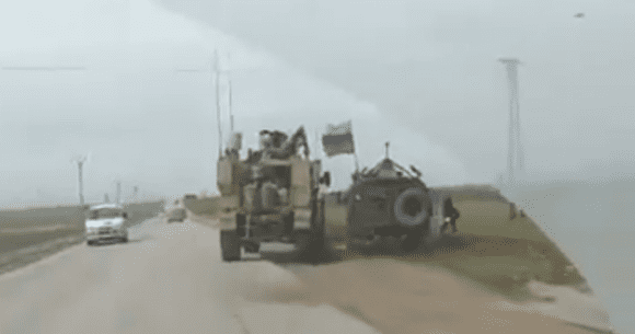 Road rage milităresc în Siria, între un convoi american și o patrulă rusă (VIDEO)