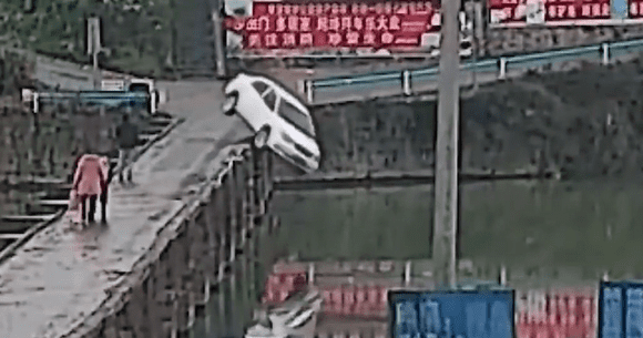 S-a bucurat că a luat permisul până s-a aruncat cu mașina în râu (VIDEO)