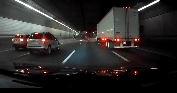 Iată un exemplu bun pentru importanța păstrării distanței față de cel din față (VIDEO)