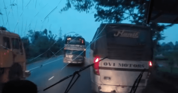 Need For Speed cu autocare, în viața reală: depășiri extreme pe bandă rulantă (VIDEO)