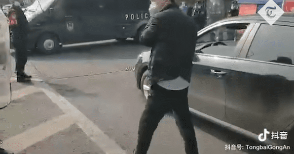 Chinezii ne arată cum se reține un șofer suspect de coronavirus: cu o plasă pusă pe cap (VIDEO)