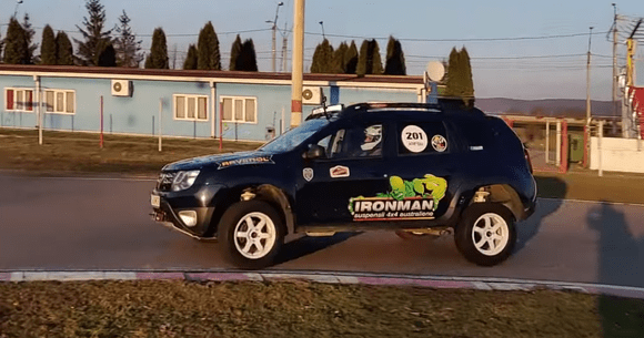 Dacia Duster ajunge pe circuit, face un tur în viteză, nici măcar nu se răstoarnă (VIDEO)