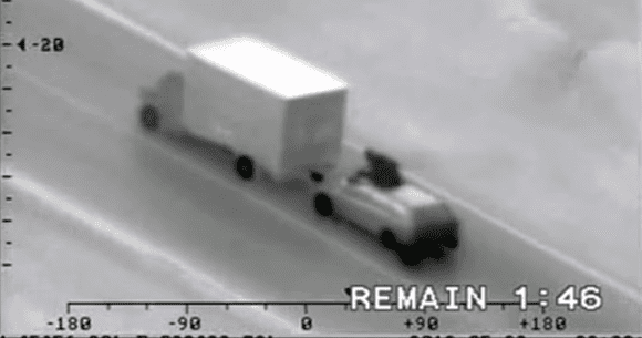 Hoții care furau mărfuri din camioane, din mers, au fost prinși. Ce s-a găsit asupra lor