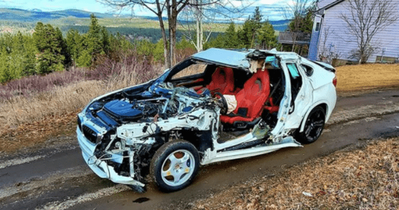 Un cadou... original: un bărbat i-a cumpărat soției această epavă de BMW X6 M