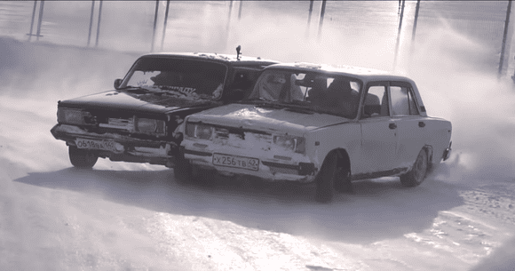 Două Lada s-au sudat la un drift în tandem, până când una a rămas fără o roată (VIDEO)