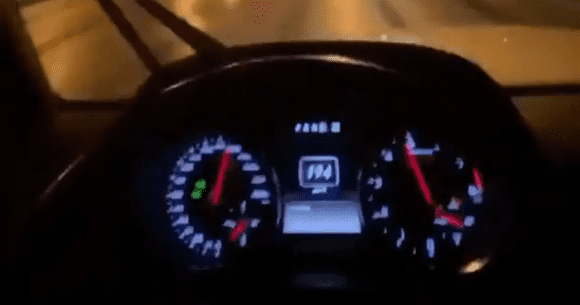 Ploaie, noapte, 200 km/h prin oraș. Ce ar putea să meargă prost? (VIDEO)