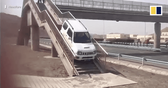 Tura viitoare când folosești scările, ai grijă să nu te îngrămădească vreun Jimny (VIDEO)