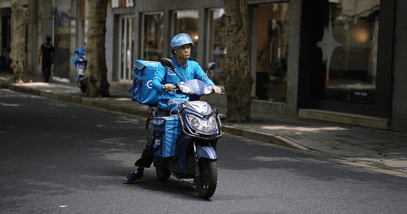 (P) Cea mai convenabilă soluție în trafic pentru livratori: mașină, scuter sau bicicletă?