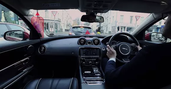 Jaguar Land Rover prezinta tehnologia 360 Virtual Urban Windscreen