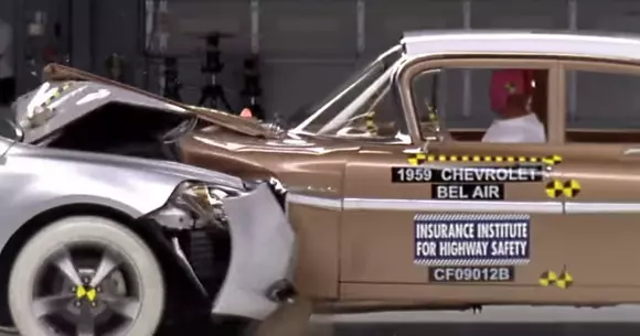 Crash test între un Chevrolet Bel Air din 1959 și un Malibu din 2009