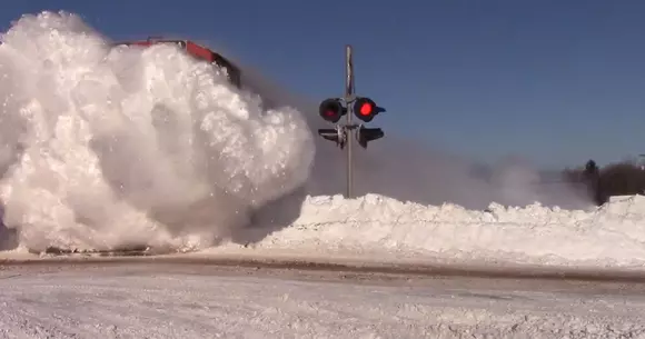 Așa se face o deszăpezire ca la carte... pe calea ferată