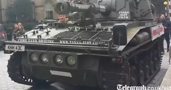 Fanii lui Jeremy Clarkson au venit la sediul BBC într-un tanc