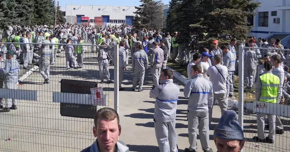 Angajații Dacia au ieșit în stradă - Cauza protestului o constituie autostrada Pitești - Sibiu
