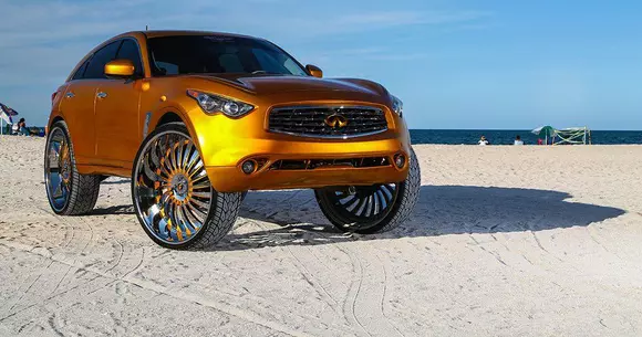 Un Infiniti FX suflat cu aur primește un set de jante de 32 de inchi