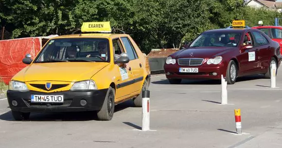 Cât mai costă școala de șoferi?