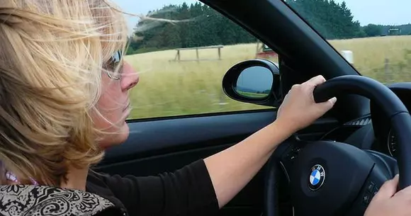 Cinci sfaturi de care orice femeie trebuie să țină cont la volan