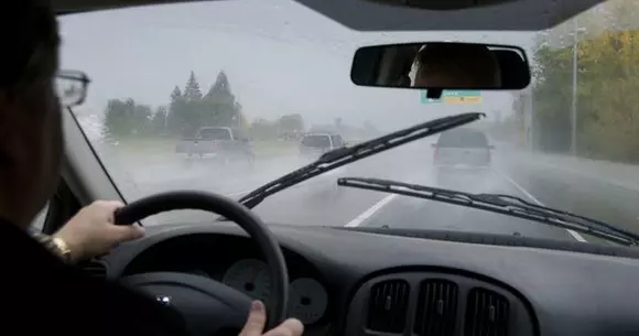 Respectă aceste trei reguli pentru a șofa în siguranță pe timp de ploaie