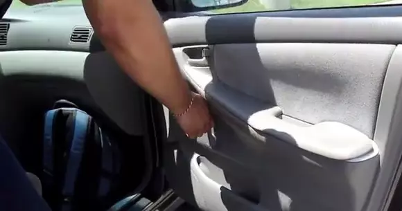 Trei trucuri să-ți răcești rapid mașina încinsă de soare