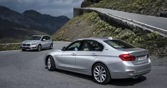 BMW 330e pleacă de la 45.446 de euro