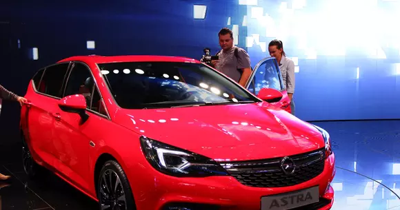 Frankfurt 2015 - Opel Astra debutează în lumina reflectoarelor germane. În România, modelul pleacă de la 15.600 de euro