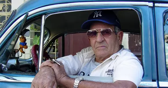 Stai mult la volan și ai dureri de spate? Uite ce trebuie să faci!