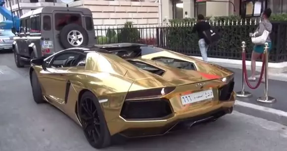 Un Lamborghini de peste 300.000 de euro, parcat unde nici nu te gândeai | VIDEO