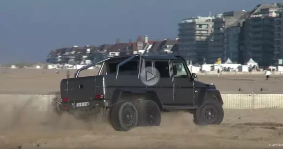 Un Mercedes-Benz G63 AMG 6x6 face drifturi pe o plajă din Belgia
