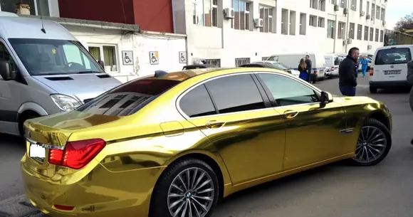 D'ale Bucureștilor - Un BMW Seria 7 auriu - Fiță sau kitsch?