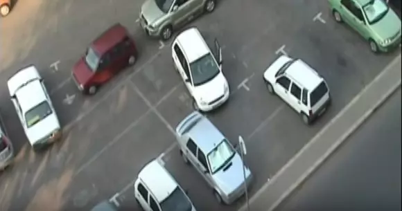 Femeia și ieșitul din parcare