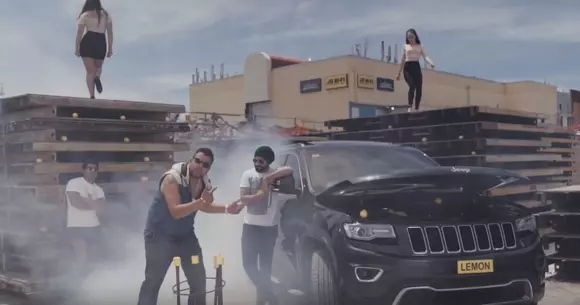 Posesorul unui Jeep Grand Cherokee își cântă, la propriu, nemulțumirea