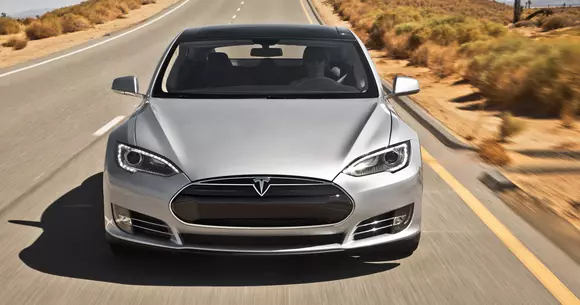 Tesla Model S se poate parca singură cu ajutorul telefonului mobil