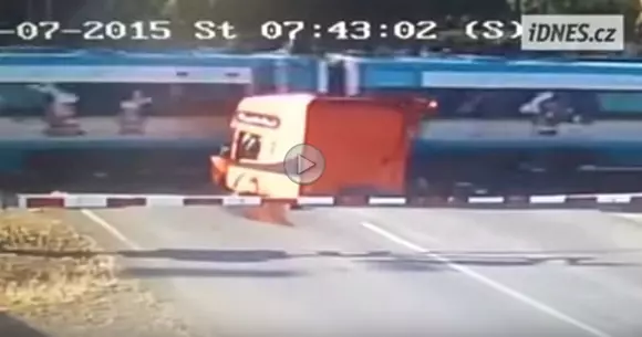 Iată de ce nu este bine să ignori semnalele luminoase și barierele de la trecerea la nivel cu calea ferată