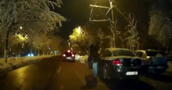 Iată de ce e bine să te asiguri când deschizi ușa la mașină! | VIDEO