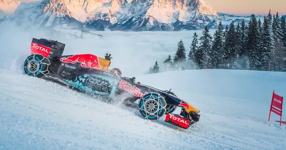 Pilotul Max Verstappen își face de cap pe pârtiile din Austria