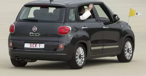 Ce se va întâmpla cu cele două Fiat 500 L pe care Papa Francisc le-a folosit în timpul vizitei din SUA