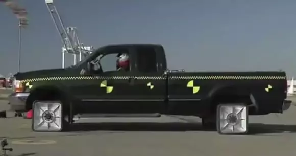 Cum rulează o mașină cu roțile pătrate?