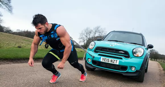 A tras 42,2 kilometri un MINI Countryman. Totul pentru o cauză nobilă