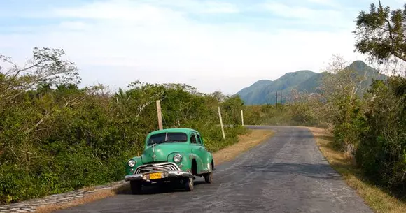 Nu la muzeu, ci în intersecții! Ce automobile frumoase circulă pe străzile din Havana | FOTO
