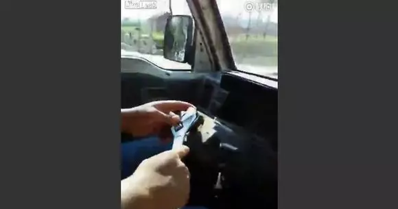 Inconștientul de serviciu. Uite cum conduce acest șofer mașina! | VIDEO