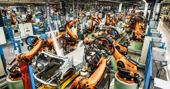 De ce înlocuiește Mercedes roboții cu oameni?