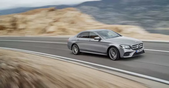 Rezultate vânzări premium în luna martie - Mercedes-Benz continuă parcursul de top