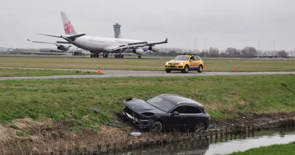 Accident - un Porsche Macan ajunge aproape de pista unui aeroport