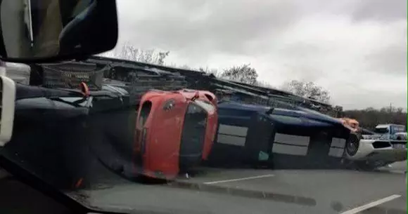 Un camion cu 9 supercaruri s-a răsturnat în Franța