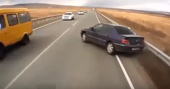 Un șofer neatent a provocat un tragic accident. Vezi ce poate face viteza excesivă! | VIDEO