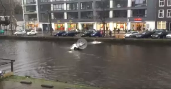 Au salvat două persoane dintr-o mașină care plonjase într-un canal din Amsterdam