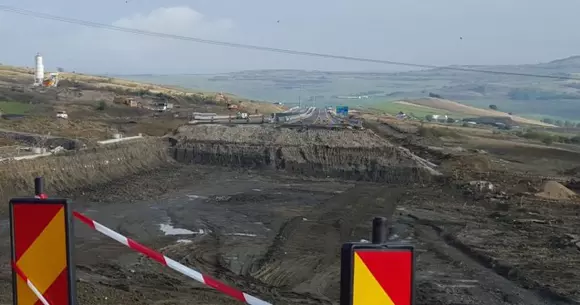 Crăpăturile de pe autostrada Sibiu - Orăștie se extind. CNADNR se grăbește să liciteze lucrările de reparații