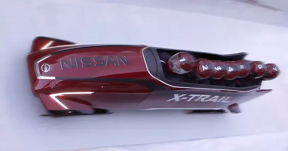 Nissan a prezentat primul bob cu șapte locuri din lume