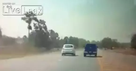 Un conflict în trafic s-a terminat prost pentru ambii șoferi | VIDEO