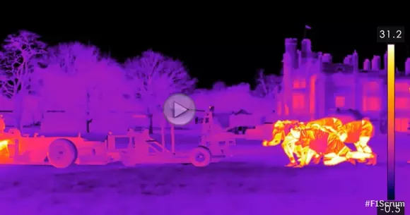 Un monopost de Formula 1 își măsoară forțele cu o grămadă de rugbiști